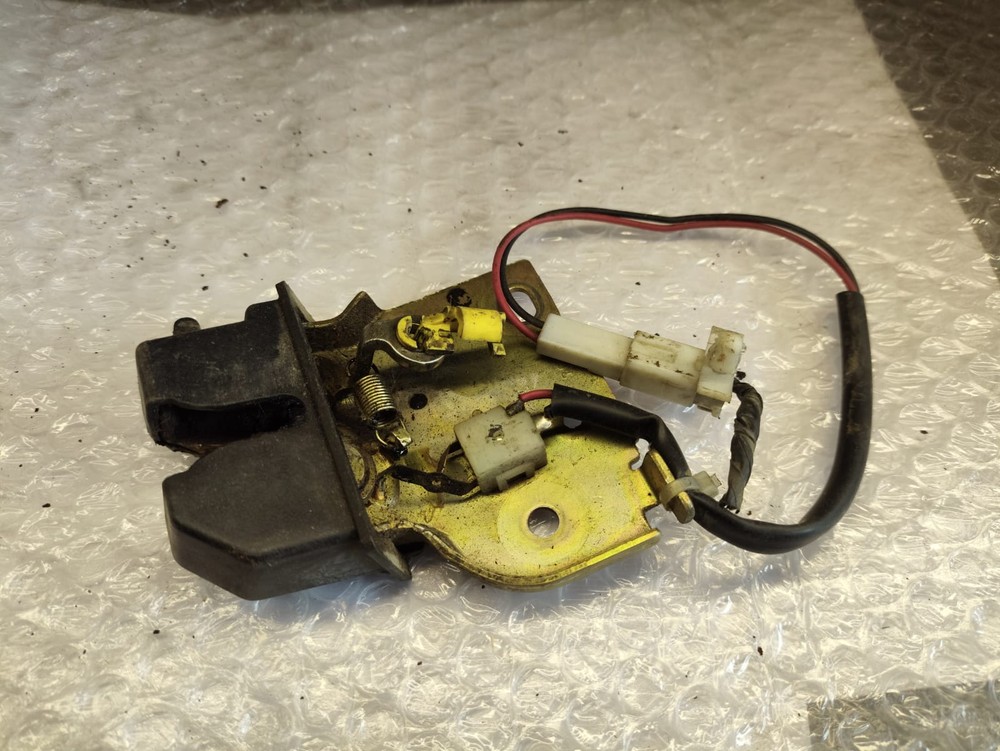 Замок багажника Mazda 323